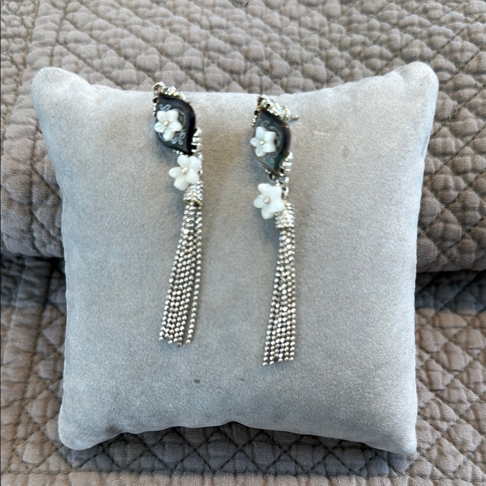 Boucles d’oreilles Satellite en nacre.